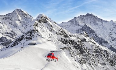 Kırmızı helikopter swiss ski resort yakınındaki Jungfrau mountai yakın uçan