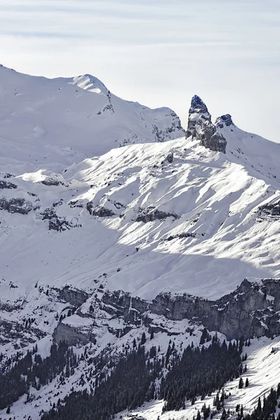 Rocher pointu alpin en hiver Alpes suisses — Photo