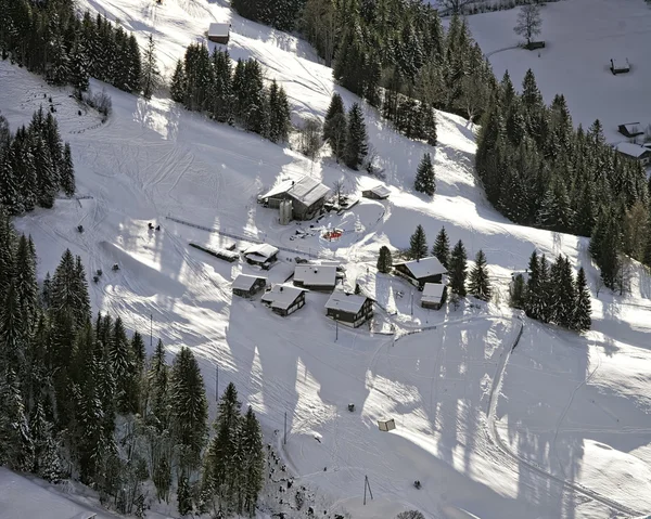 Vista aérea da encosta alpina suíça — Fotografia de Stock
