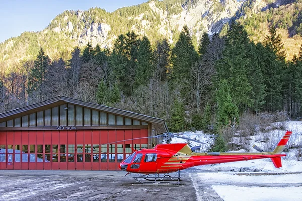 Helicóptero rojo en el helipuerto alpino —  Fotos de Stock