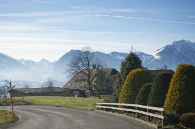 İsviçre Alpleri dağlar kış aylarında köyün geçerken görüntülemek