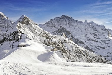 Jungfrau ve Tschuggen dağ zirveleri