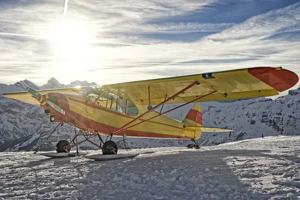 Avión amarillo en el aeródromo de montaña en los Alpes suizos —  Fotos de Stock