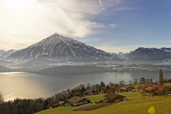 Sonniger Seeblick in Thun im Winter — Stockfoto