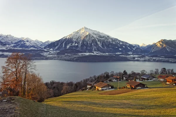 Schweizer Winter in der Nähe des Thunersees — Stockfoto