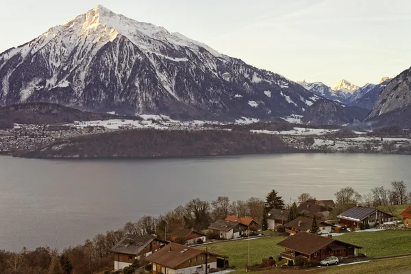 冬季在瑞士阿尔卑斯山附近的图恩湖 — 图库照片