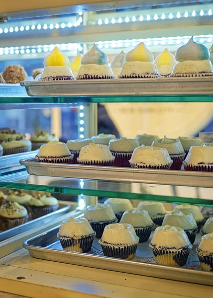 Cupcakes on the bakery storefront — Stock Photo, Image