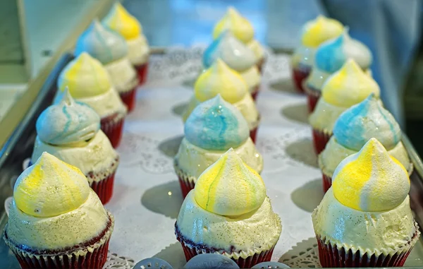 Cupcakes cremosos en la tienda de panadería — Foto de Stock