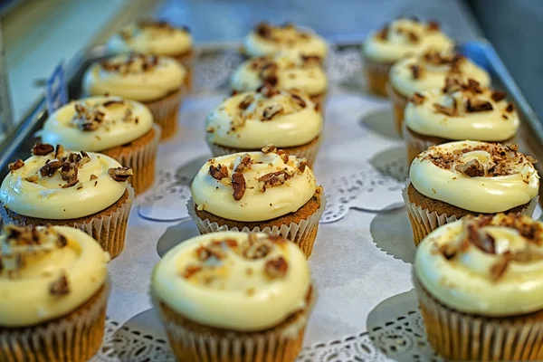 Magdalenas cremosas con nueces en el escaparate — Foto de Stock