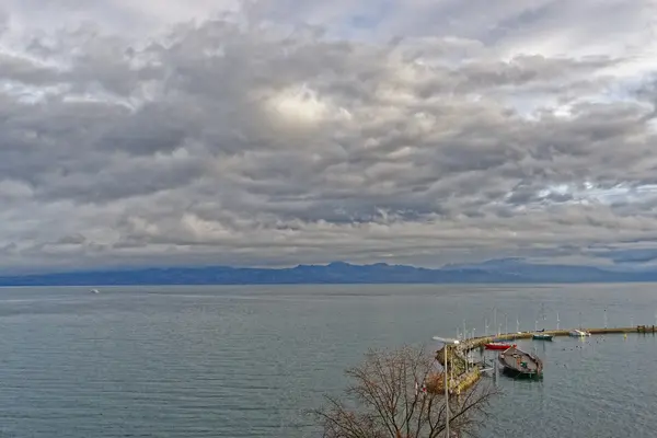 Pohled na jezero nad Lac Leman v Evian-les-Bains ve Francii v zimě — Stock fotografie