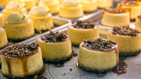 Cheesecake met noten op de bakkerij storefront — Stockfoto