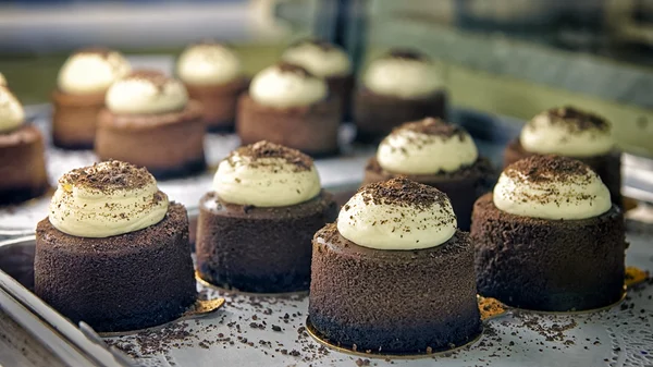 Pasteles de chocolate en la tienda de panadería — Foto de Stock