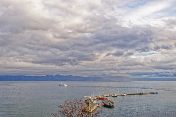 Lake view over Lac Leman in  Evian-les-Bains in France in the Ne — Stock Photo, Image
