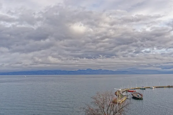 Pohled na jezero nad Lac Leman v Evian-les-Bains ve Francii v zimě — Stock fotografie