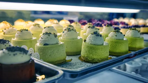 Assorted chesecakes on the bakery storefront — Stock Photo, Image