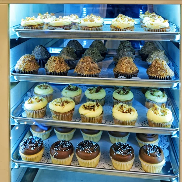 Surtido de cupcakes y postres en la tienda de panadería — Foto de Stock