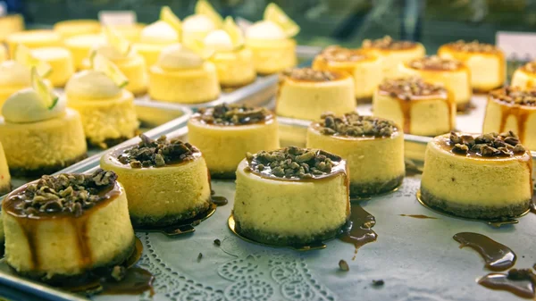 Tvarohový koláč s ořechy na průčelí pekařství — Stock fotografie