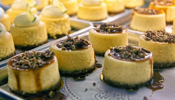 Tarta de queso con nueces en la tienda de café — Foto de Stock