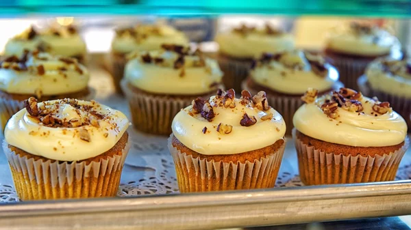 Cupcakes med nötter på bageri skyltfönster — Stockfoto