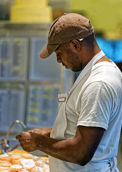 Чернокожий мужчина, работающий на кухне — стоковое фото
