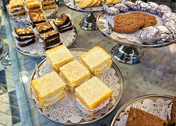 Sušenkami a koláče na průčelí pekařství — Stock fotografie