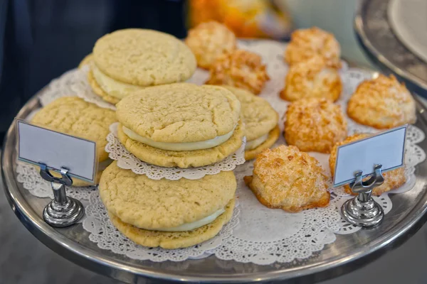 Diversi tipi di biscotti fatti a mano sul vassoio — Foto Stock