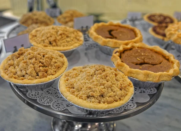 Verschillende soorten handgemaakte bakkerij in de lade — Stockfoto