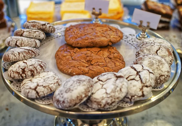 Diversi tipi di biscotti al cioccolato fatti a mano sul vassoio — Foto Stock