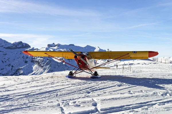 Avión rojo amarillo en el aeródromo de montaña en los Alpes suizos —  Fotos de Stock