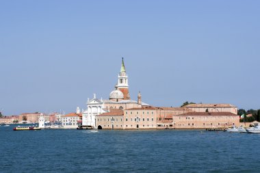 Trafik yaz Venedik'te San Giorgio Maggiore ve su