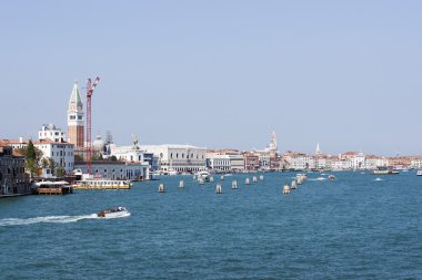 Yaz Venedik şehir merkezi ve su trafiğinde için görüntüleyin