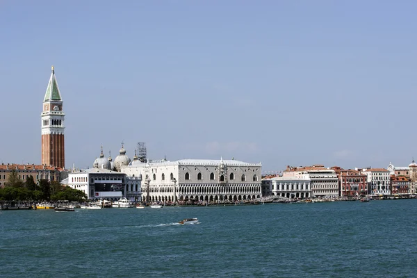 Schiavoni kaj, doges palads og vandtrafik i sommeren Venedig - Stock-foto