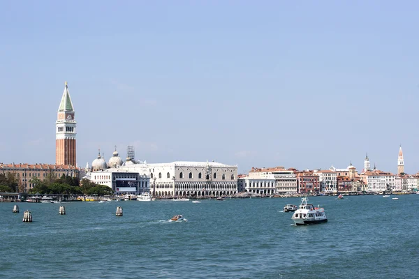 Doges palace, campanile St. Marco, St. Marco lejonet statyn och — Stockfoto