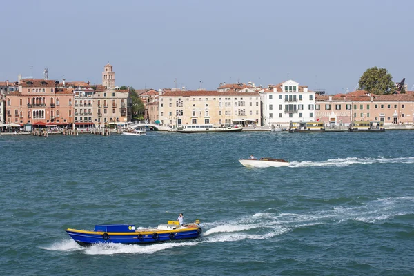 Water traffic and quay in summer Venice — Stock Photo, Image