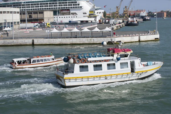 Ônibus aquáticos no verão Porto de Veneza — Fotografia de Stock