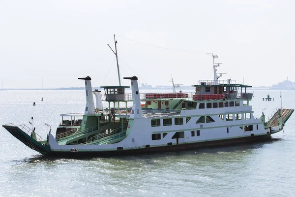 Ferry blanco en el puerto de Venecia —  Fotos de Stock