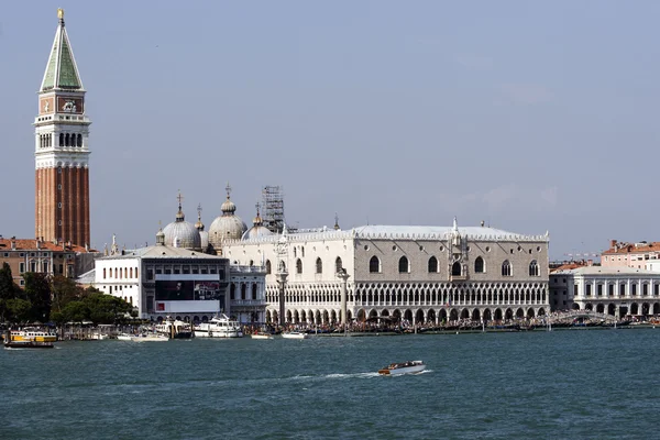 Istana Doges, dermaga skizofoni dan lalu lintas air di musim panas Venesia — Stok Foto