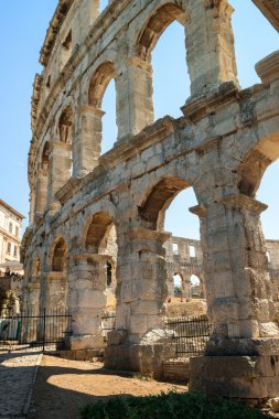 Pula antik amfitiyatro duvarına