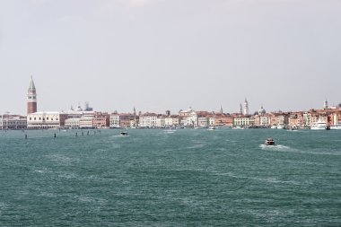 Doges Sarayı, quays ve su yaz Venedik'te trafik