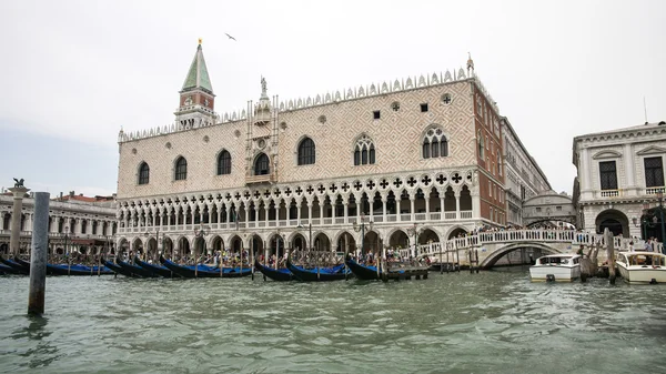 Gondolas parking near Doges palace in summer Venice — Stock Photo, Image