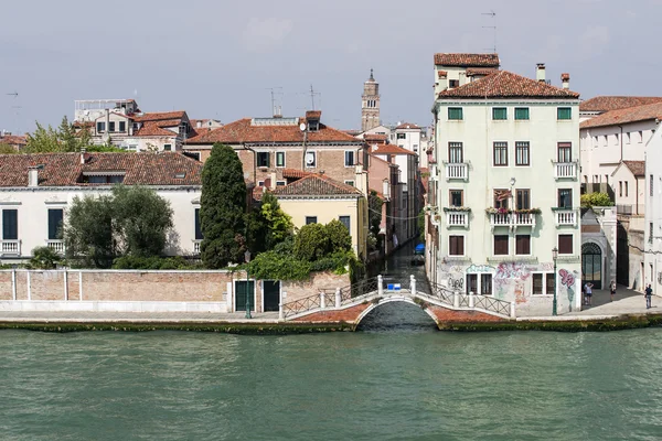 Muelle y puente sobre un pequeño canal en Venecia — Foto de Stock