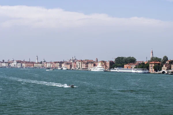 Vatten trafik i sommar Venedig — Stockfoto