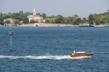 Yaz Venedik Lido Adası önünde sivil Motorlu tekne