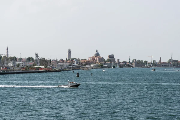 Yaz Venedik trafikte sivil su