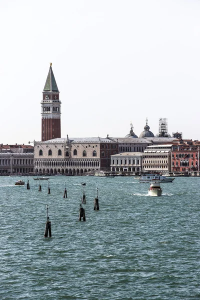 Hunde palads og vandtrafik i sommeren Venedig - Stock-foto