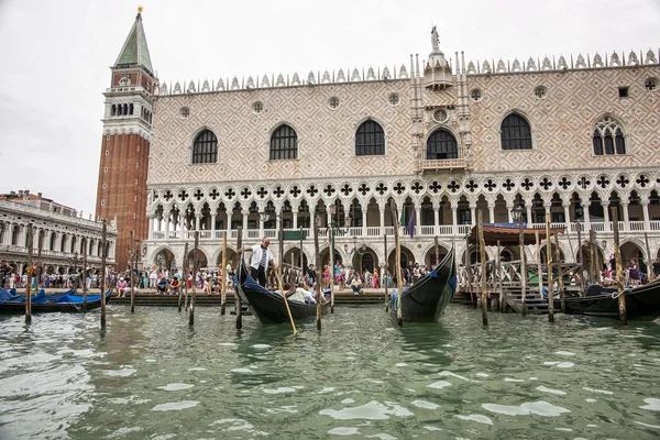 Gondolas and gondolier with tourists  near Doges palace in summe — Stock Photo, Image