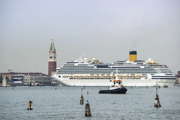 Tekne römorkör ve liner Doges Sarayı önünde yaz Ven cruise — Stok fotoğraf