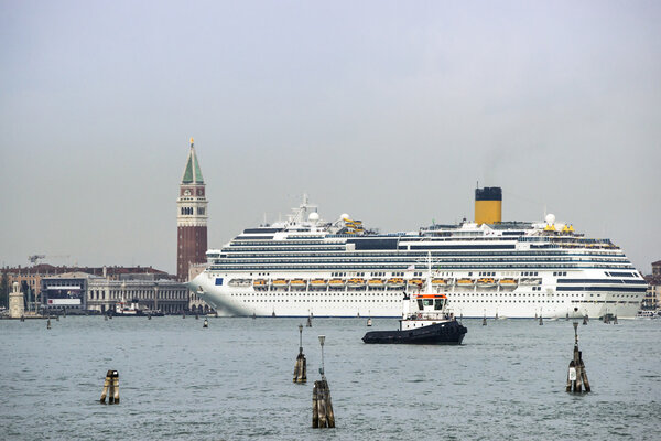 Тягач и круизный лайнер перед дворцом Дожей в летнее время Вен
