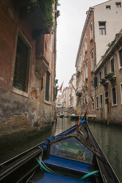 Vista al canal en Venecia desde la góndola — Foto de Stock