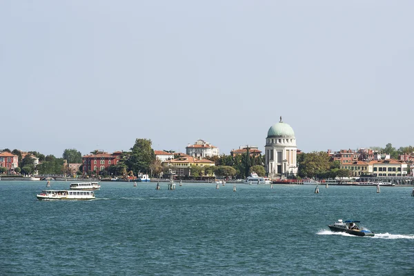 Su trafik yaz Venedik Lido Adası yakınlarında
